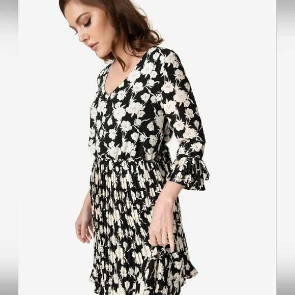 NWT Smak Parlour Lead Like A Girl Fit & Flare V-Neck Pleated Dress - Picture 3 of 15